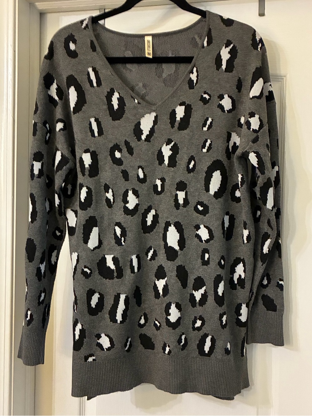 Grecerelle Leopard Print LongSleeve VNeck Gray Sweater Adult Med